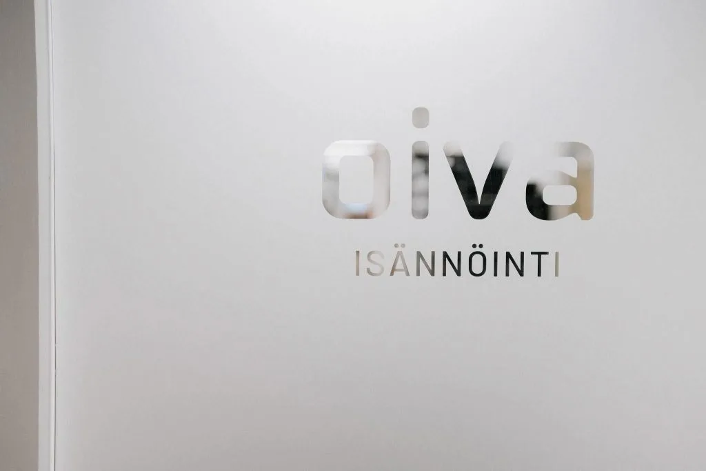 Oiva-logo toimiston ovessa