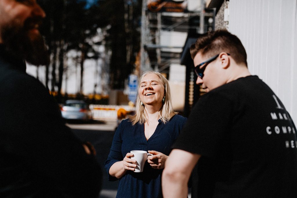 Oivan Nokian toimipisteen työntekijöitä ulkona kahvitauolla