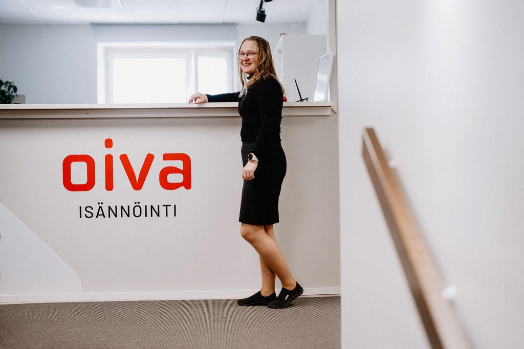 Nainen seisoo Oivan Helsingin toimiston tiskillä